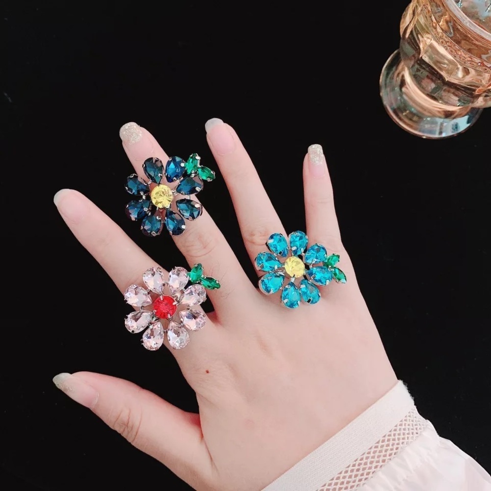 Oversized flower ring